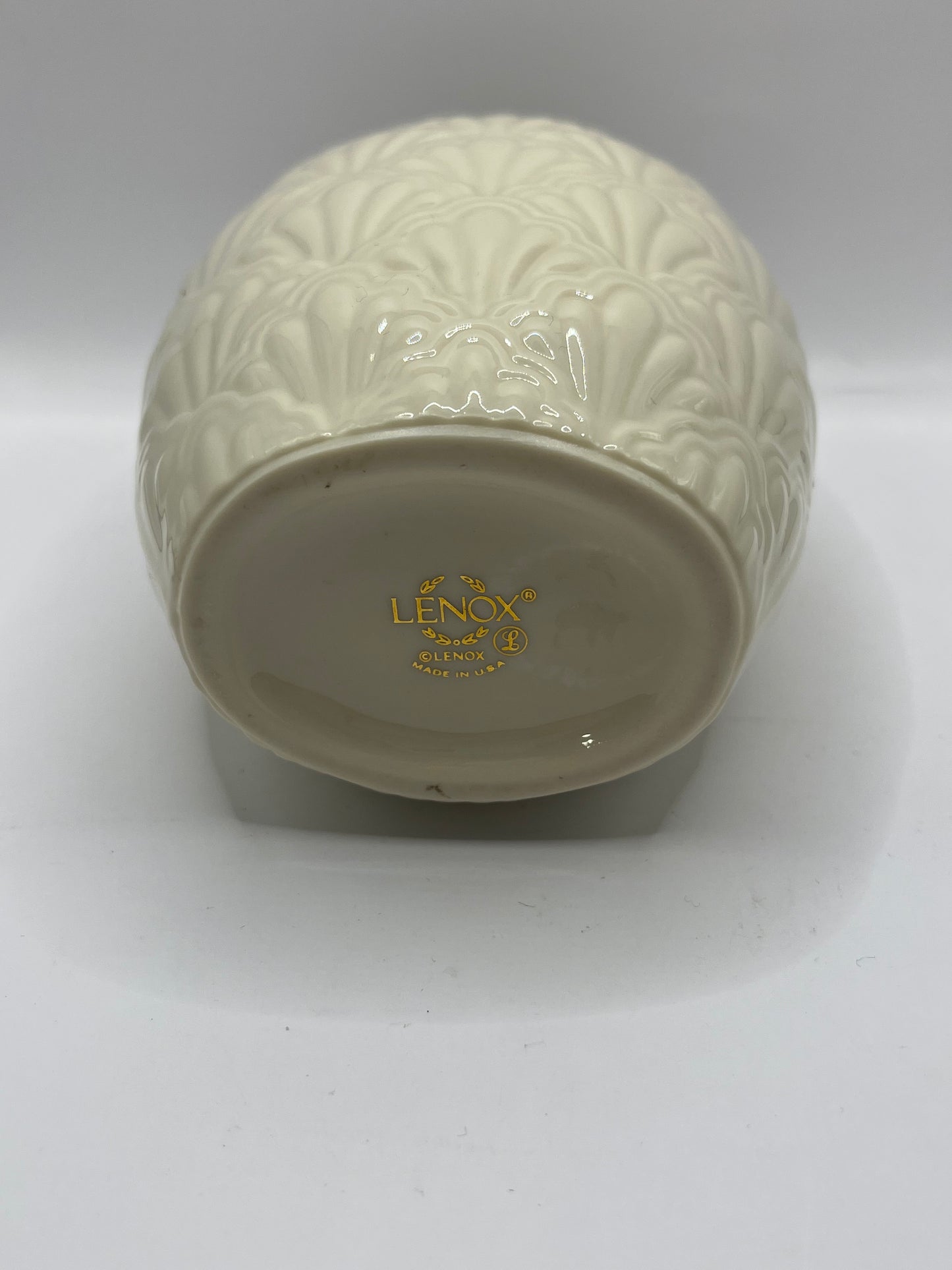 Lenox Ivory Jacquard Collection Sea Shell Vase Gold Trimmed